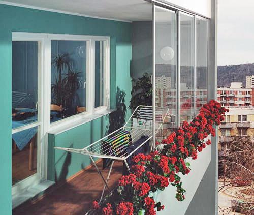 Proč má smysl zasklít balkón – klidně i v zimě
