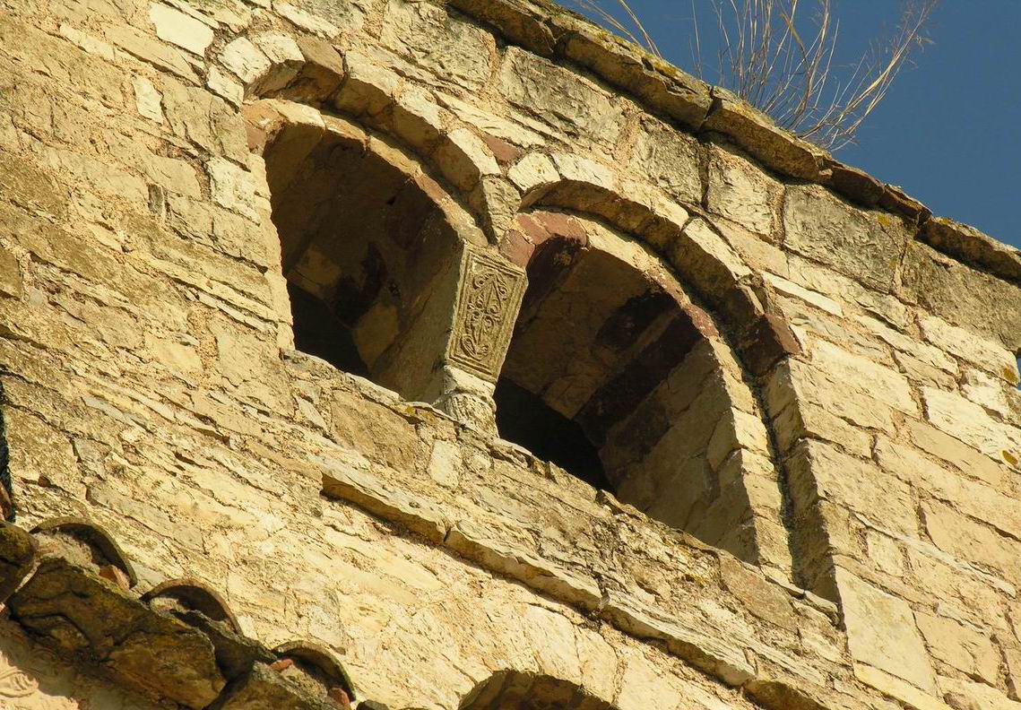 První okna v podobě otvorů ve zdi