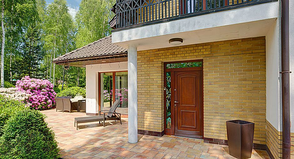 Jak se liší hlavní a vedlejší vchodové dveře