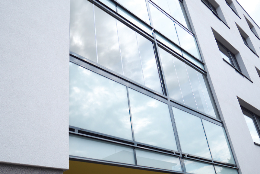 Zasklený balkón jako protihluková bariéra